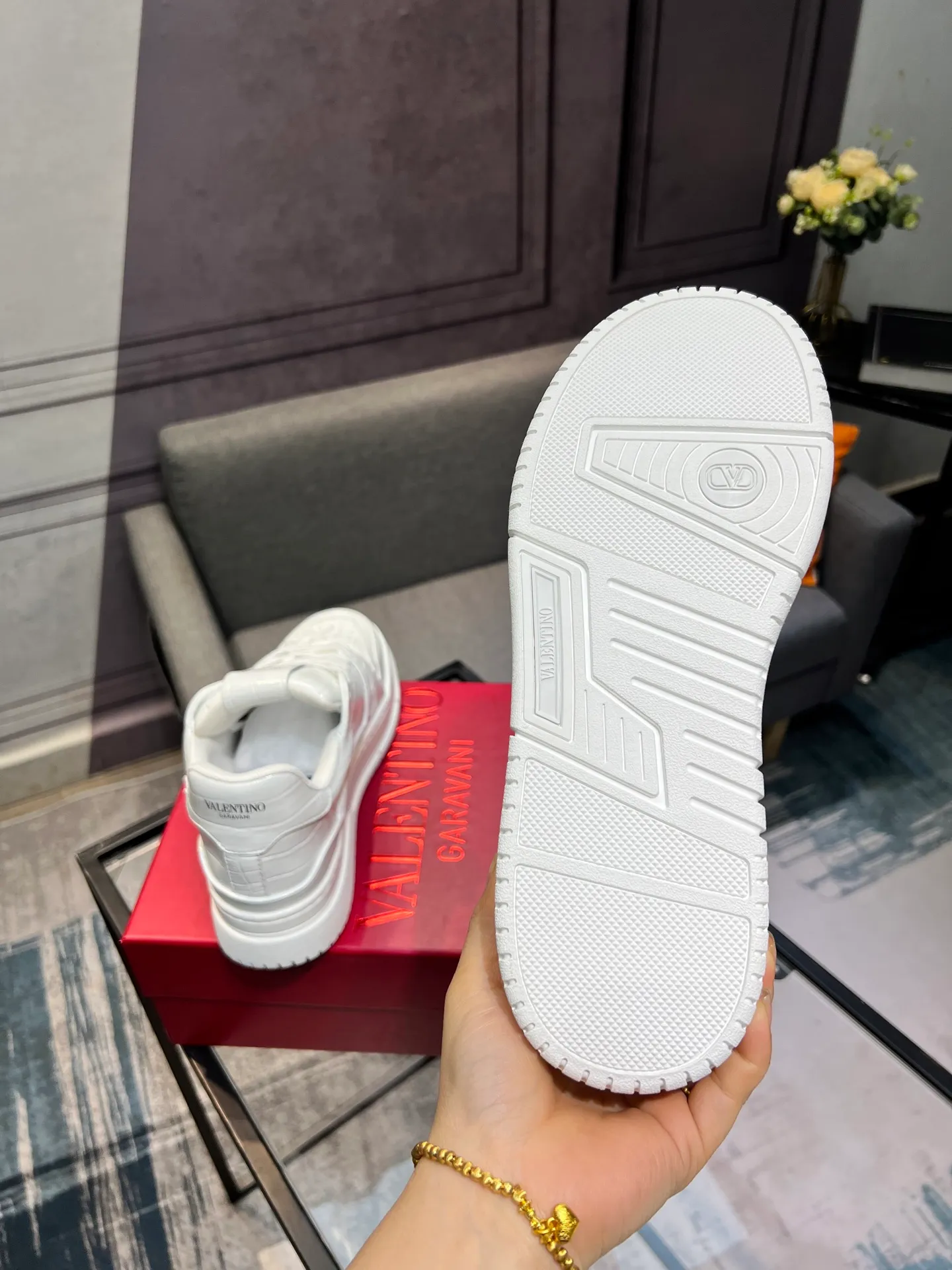 Men's Men's Shoes 💰660 Valentino 2023 early autumn new star shoes are now online! Wang Hedi and Ren Jialun have been worn by many celebrities. Who can refuse the same couple shoes as Wang Hedi! The design of Stars Stab My Heart is cool and spicy. The material of the shoes is cowhide, and every color is beautiful! Size 35-40, men’s size 39-44 (women’s 41, men’s 38, 45🉑️customized)